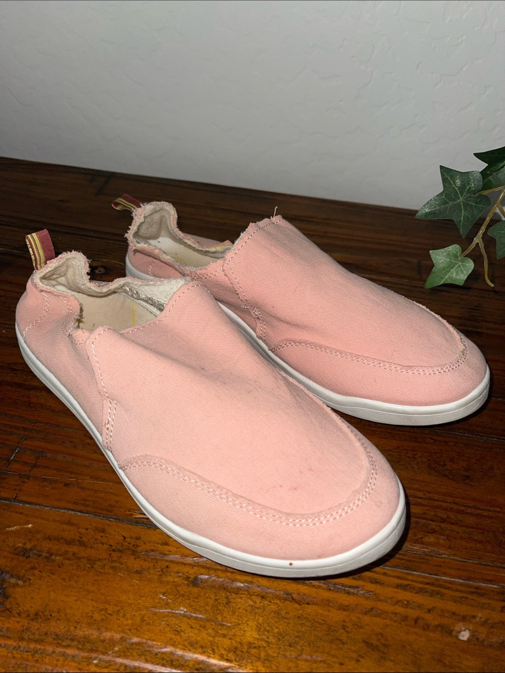 Vionic Malibu slip-on sneakers in a light pink color with white sole Size 7.5